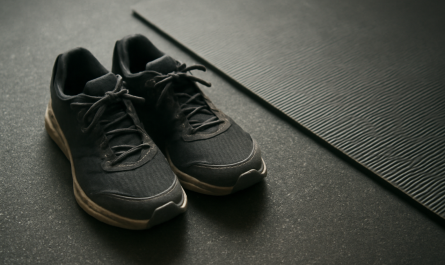 paire de chaussures pres d'un tapis de gym