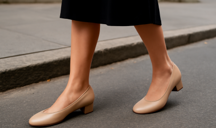 femme portant talons bas sur trottoir