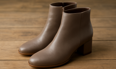 bottines design posees sur sol en bois