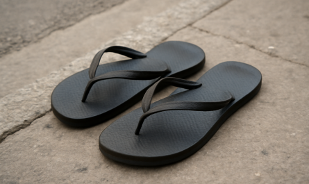 tongs posées sur bord de trottoir