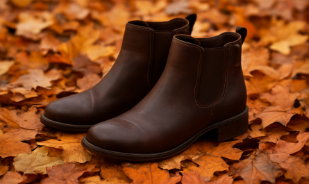 bottines posées sur feuilles d'automne
