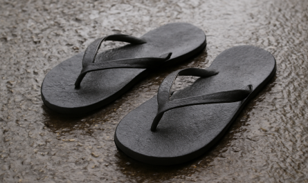 tongs posées sur sol humide texturé