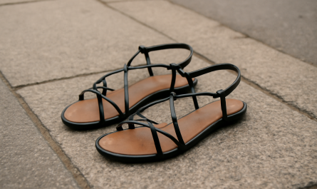 sandales fines posées sur trottoir urbain