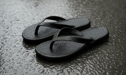 tongs posées sur sol mouillé antidérapant