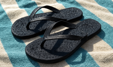 tongs humides posées sur serviette de plage