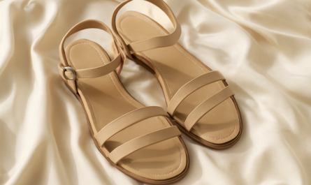 sandales a brides posees sur tissu de robe