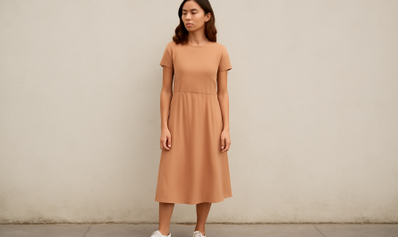 femme portant robe midi et baskets basses