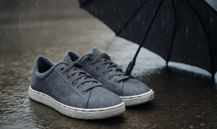 baskets sous une pluie légère près d'un parapluie