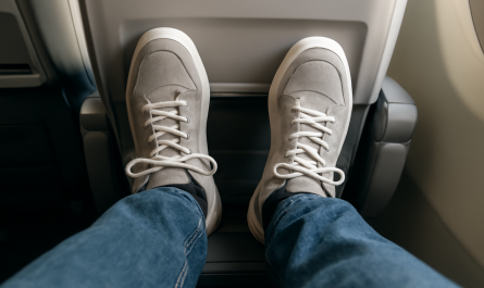 pieds chaussés de baskets sur repose-pied d'avion