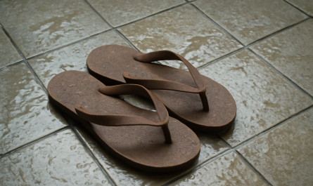 tongs posées sur sol carrelage mouillé
