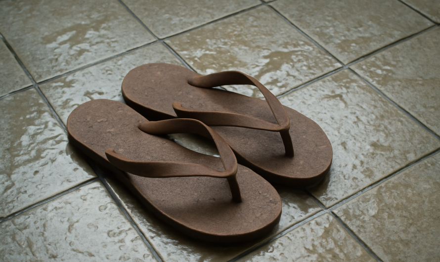 Tongs à semelle texturée ou lisse : lesquelles adhèrent mieux ?