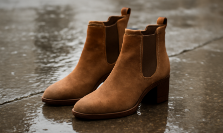 bottines posées sur trottoir mouillé
